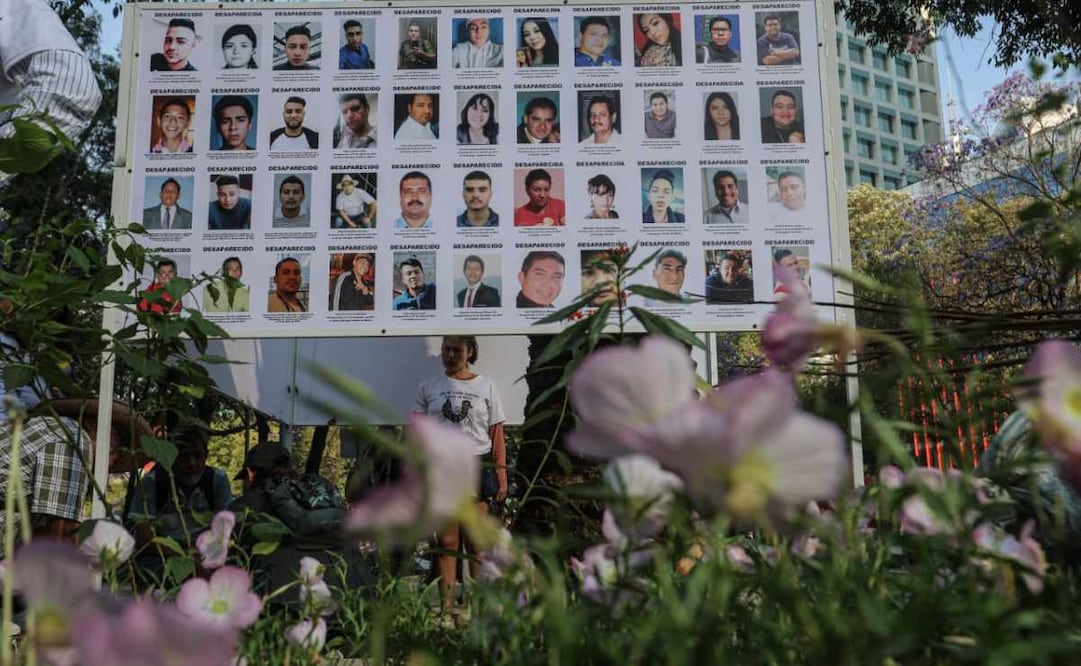 Colectivos de familiares de personas desaparecidas instalaron el Jardín de la Memoria frente a la glorieta de las y los desaparecidos. (05/04/25) Fotos: Gabriel Pano/ El Universal