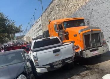 Tráiler se queda sin frenos y embiste a varios vehículos en Chiapas; detienen a chofer