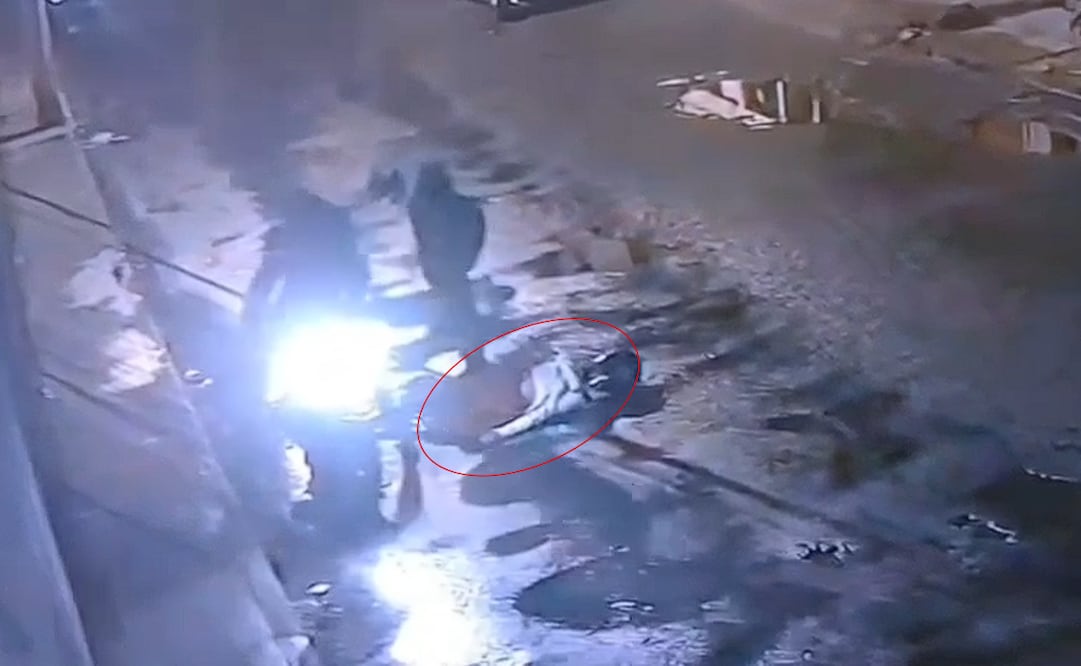 Cámaras captan momento en que dos motociclistas abandonan cuerpo de hombre en colonia Ahuizotla, Naucalpan; autoridades investigan.
Foto: Especial.