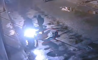 Cámaras captan momento en que dos motociclistas abandonan cuerpo de hombre en colonia Ahuizotla, Naucalpan; autoridades investigan