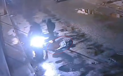 Cámaras captan momento en que dos motociclistas abandonan cuerpo de hombre en colonia Ahuizotla, Naucalpan; autoridades investigan