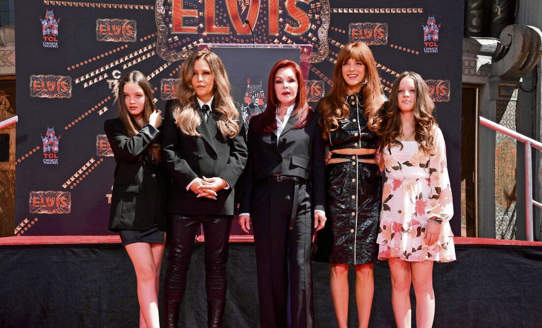 Lisa Marie, acompañada de su su madre, Priscilla Presley, y sus hijas: Harper Vivienne, Ann y Finley. Foto: Jon Kopaloff / AFP