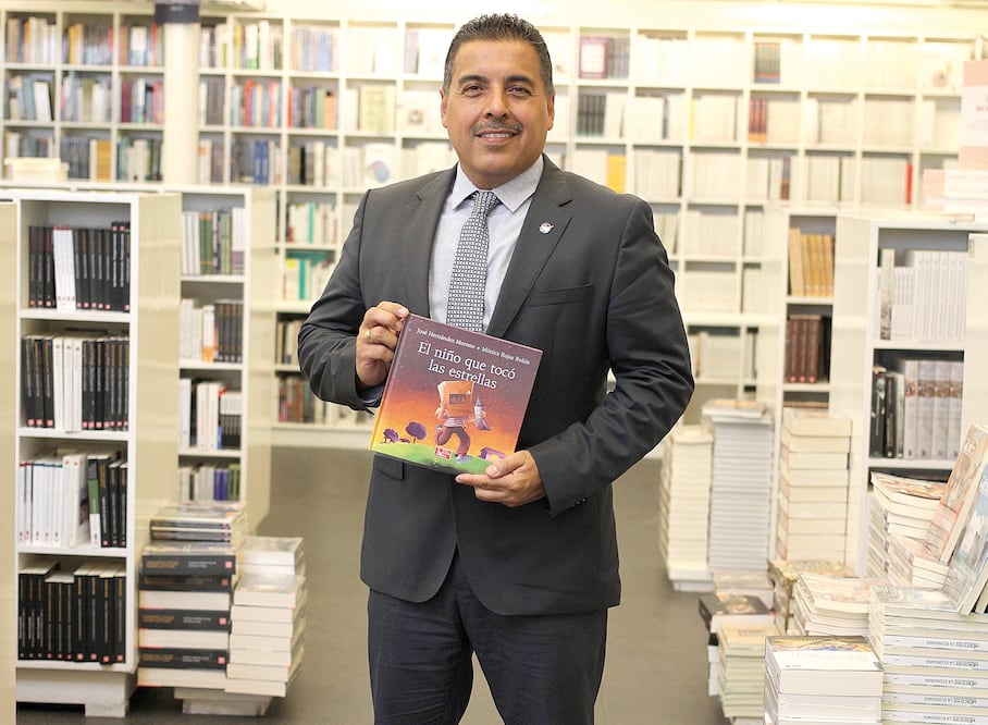 El astronauta José Hernández asegura que su libro El niño que tocó las estrellas es una receta para alcanzar el éxito (AGUSTÍN SALINAS. EL UNIVERSAL)