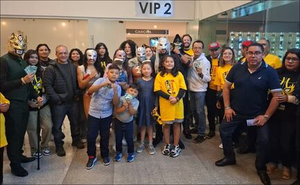 Luchadores de la Triple A conviven con los aficionados en la Triplemanía XXXII