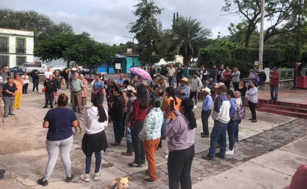 Protesta contra edil de Oaxaca señalado de acoso, abuso sexual contra trabajadoras del Ayuntamiento de San Marcos Arteaga y desvío de recursos (17/07/2025). Foto: Especial