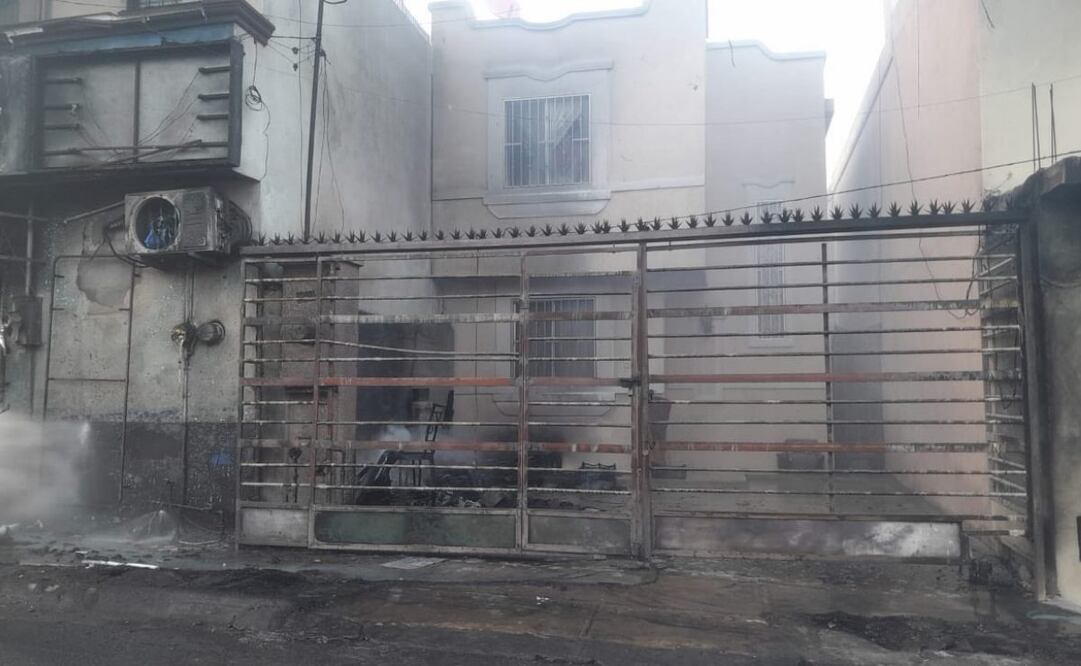 Incendio en taller daña casas y vehículos en Santa Catarina, Nuevo León (21/10/2025). Foto: Especial