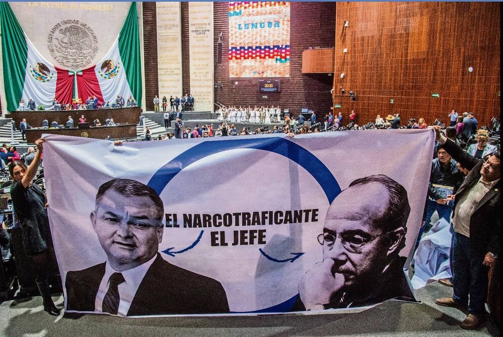 Estas mantas encendieron los ánimos de los diputados panistas que de inmediato respondieron a los señalamientos en el pleno de San Lázaro. Foto: Mario Jasso/ Cuartoscuro