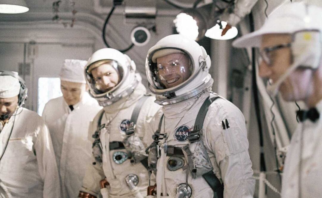 La foto tomada en 1966 muestra al astronauta Neil A. Armstrong y a David R. Scott, los primeros hombres en llegar a la Luna, en una prueba simulada previa al lanzamiento. Foto: AP/Archivo