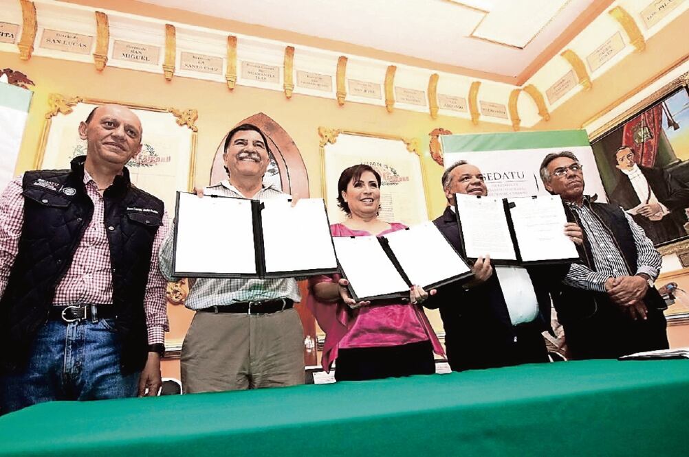 La titular de la Sedatu, Rosario Robles (centro), y el gobernador de Tlaxcala, Mariano González (segundo de izq. a der.) encabezaron la Mesa Transversal de Ciudad Sustentable de Huamantla, que permitirá impulsar el desarrollo del municipio (SEDATU)