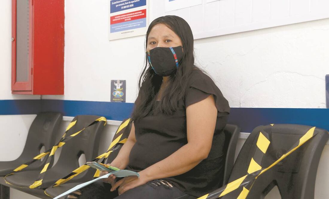 Reyna, oriunda de Oaxaca, explica que prefiere el consultorio privado porque es accesible y muy económico. Foto: Especial.