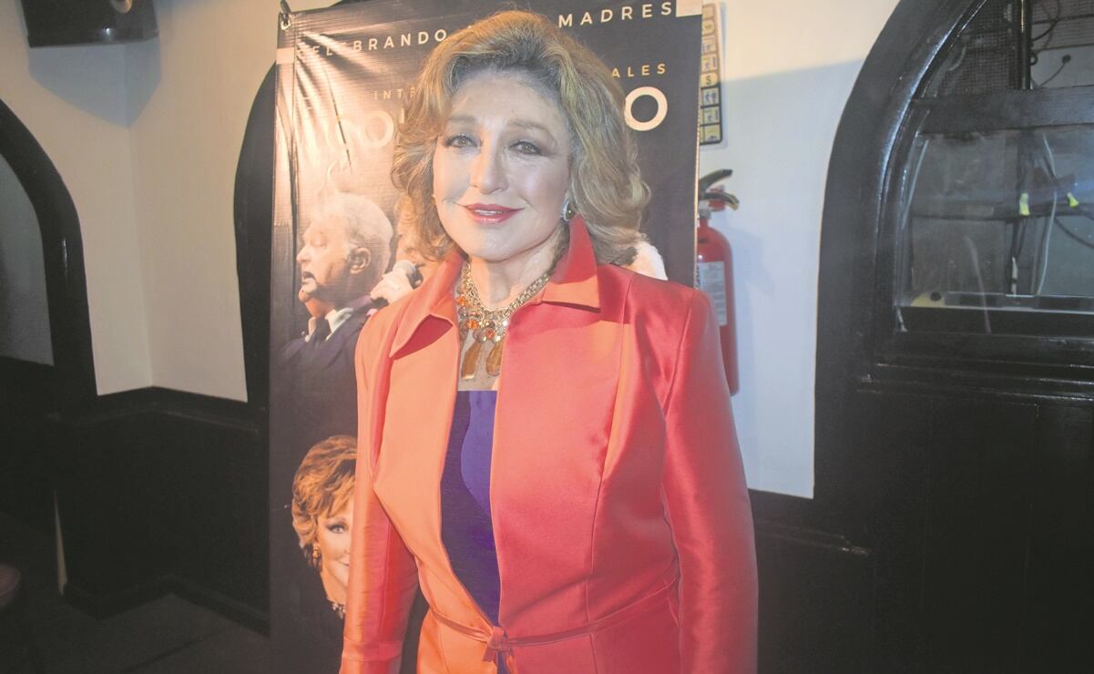 Angélica María se cae en el Auditorio Nacional y canta con gripa: "qué mugre ridículo", dice