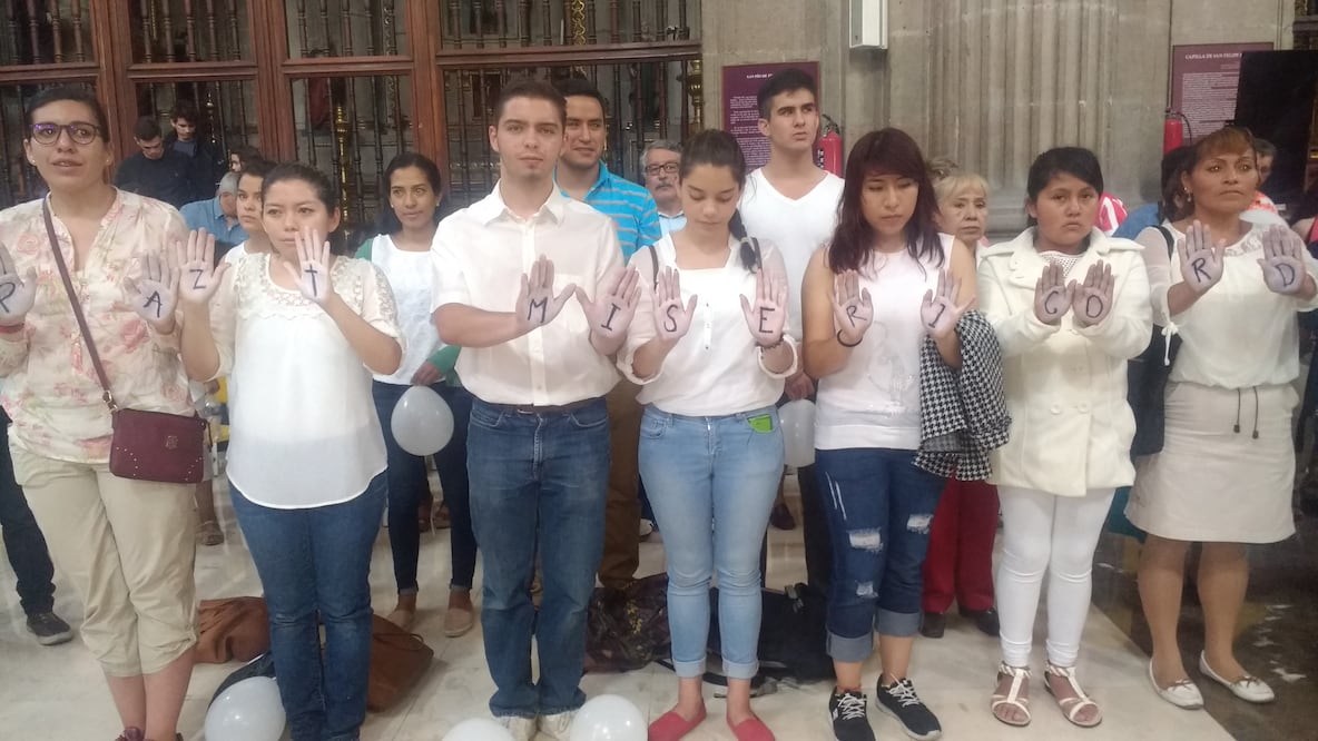 Rivera Carrera también agradeció a los jóvenes que acudieron a la catedral metropolitana para exigir justicia para el sacerdote Machorro (Foto: Perla Miranda / EL UNIVERSAL)