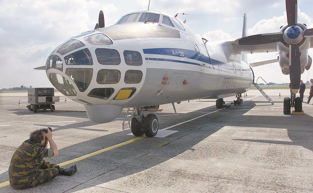 Un soldado belga toma una foto a un Antonov ruso. El pacto de Cielos Abiertos permite a sus integrantes sobrevolar sus respectivos territorios. Foto: ARCHIVO AP
