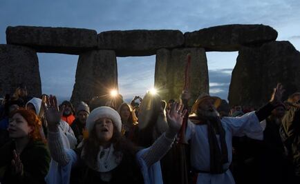 Miles de personas celebran el solsticio de invierno en Stonehenge