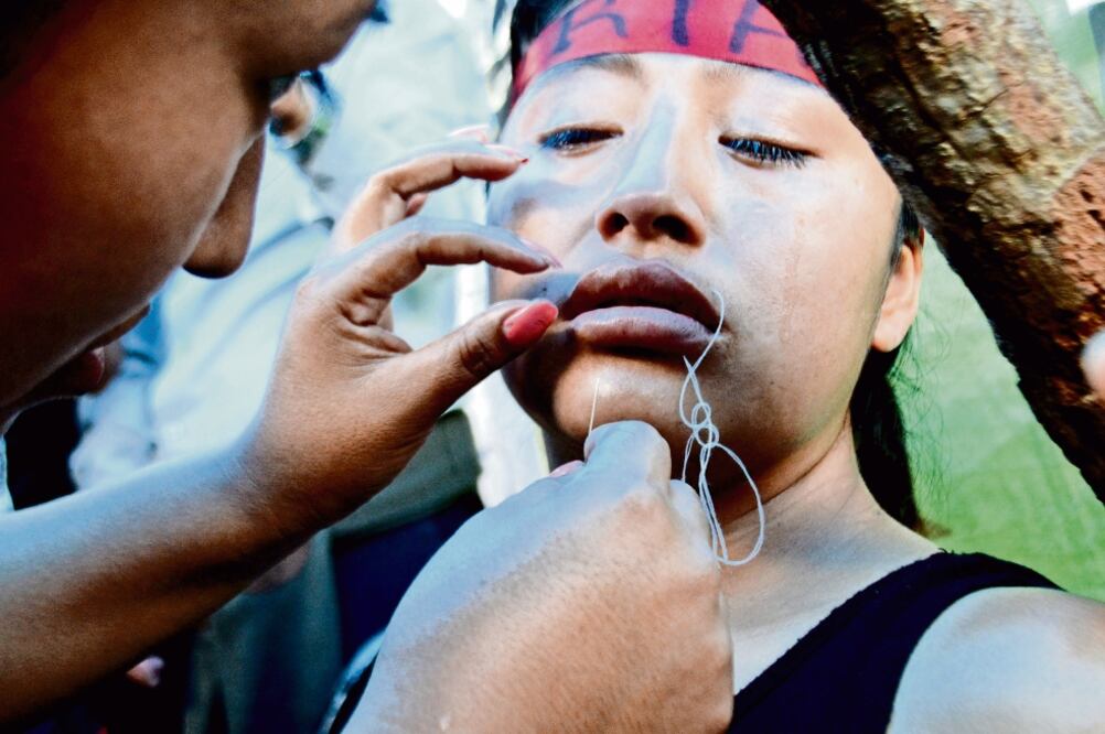 En señal de protesta, los jóvenes también han realizado crucifixiones simbólicas y se han sacado sangre, entre otras acciones (FOTOS: FREDY MARTÍN. EL UNIVERSAL)