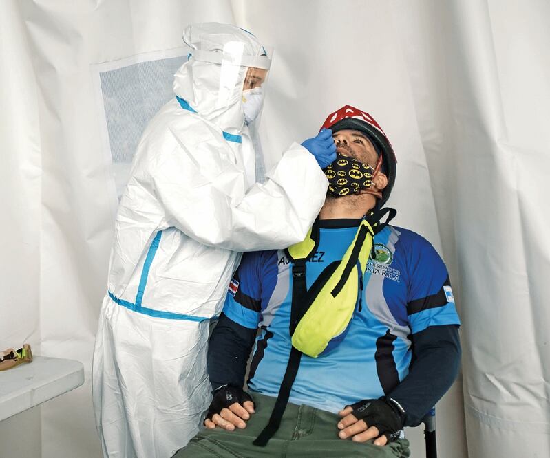 Personal de salud realizó el martes pruebas de coronavirus en la localidad de Alajuelita, al oeste de San José, Costa Rica. JEFFREY ARGUEDAS. EFE