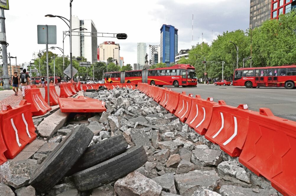 El consejero jurídico de la CDMX, Manuel Granados, informó que el juez autorizó continuar con los trabajos en el carril confinado sobre Paseo de la Reforma, para garantizar la vialidad y que se eviten accidentes. (VALENTE ROSAS. EL UNIVERSAL)