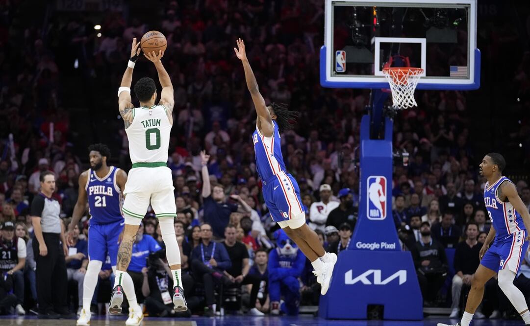 Jayson Tatum convirtiendo el triple sobre Tyrese Maxey / Foto: AP