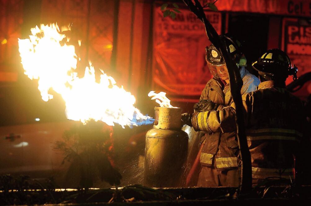Al descartar cualquier riesgo de otro siniestro, los bomberos autorizaron que los vecinos regresaran a sus viviendas (ESPECIAL)