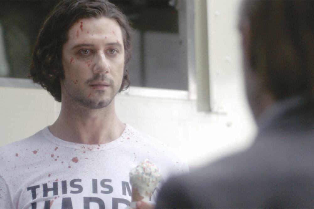 Hale Appleman da vida a Eliot Waugh en la serie inspirada en la novela de Lev Grossman. / SYFY