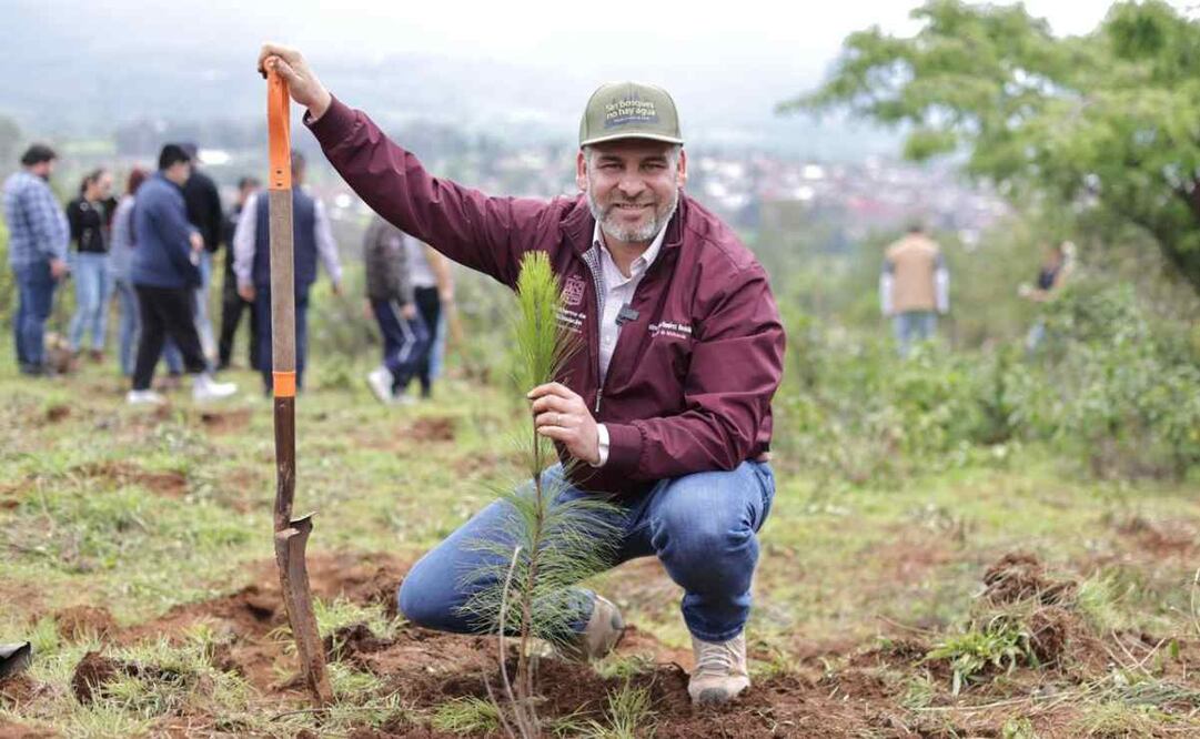 Alfredo Ramírez Bedolla, gobernador de Michoacán, anuncia siembra de árboles / Foto: Especial