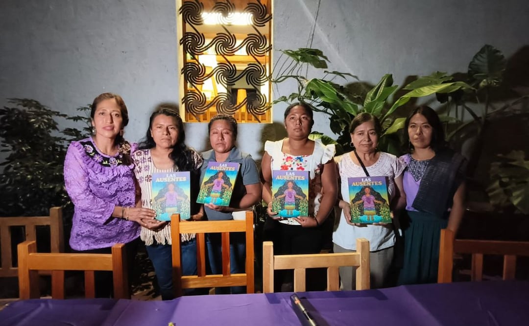 Las periodistas Juana García (der), corresponsal de EL UNIVERSAL, y Diana Manzo presentaron el libro “Las ausentes”; reúne las historias de ocho mujeres jóvenes indígenas y afroamexicanas desaparecidas en Oaxaca. | Foto: Juan Carlos Zavala/ EL UNIVERSAL.
