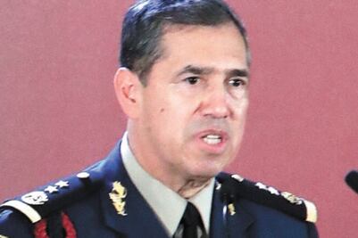 Cosen y cosen uniformes de la Guardia Nacional