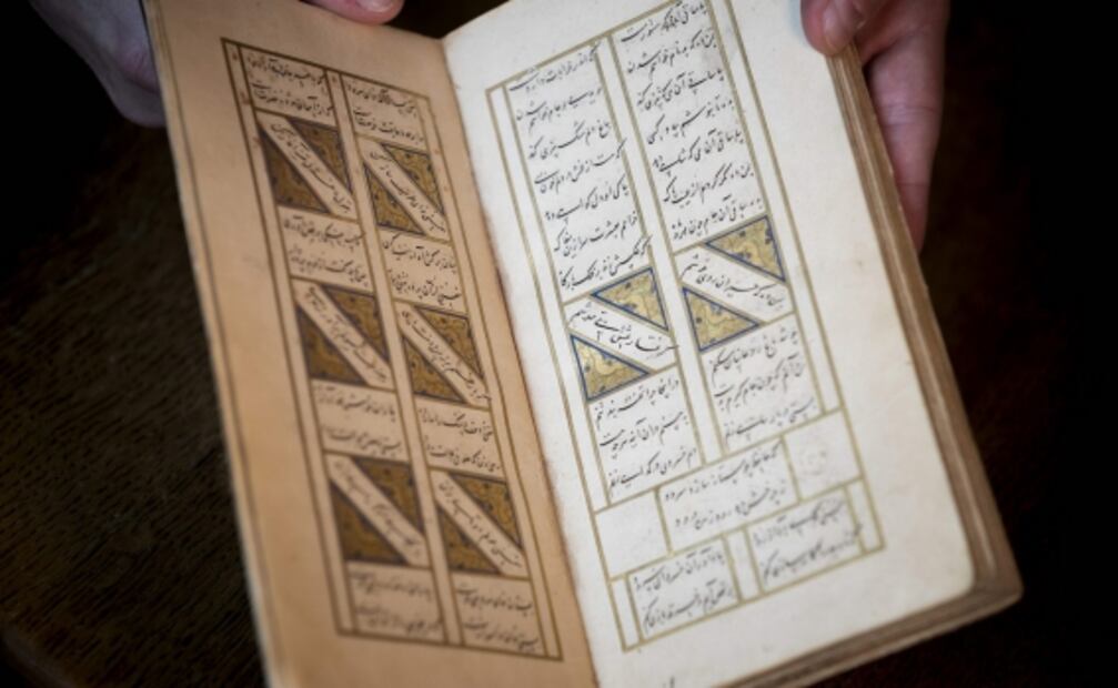 Recuperan libro persa del siglo XV que desató reñida búsqueda entre detectives secretos