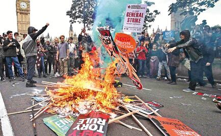 Marchan miles contra austeridad