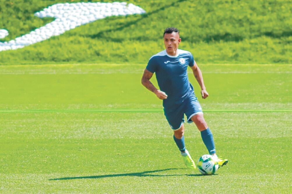 El peruano admite sentirse más cómodo en el mediocampo, pero jugará donde sea. Foto: MARCOS DOMÍNGUEZ. IMAGO7