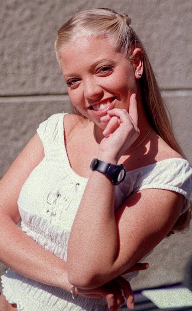 La actriz extranjera Paola Durante era parte del elenco del comediante en el programa “Una tras otra”. El día de la muerte del locutor se quedó en la mesa del restaurante esperando a Mario Bezares, quien había ido al baño; mientras, Paco y Gil se adelantaron y salieron del restaurante, minutos después se escucharon los disparos. Archivo EL UNIVERSAL.