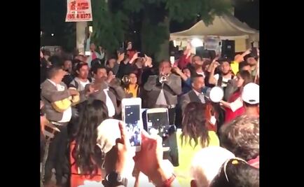 Video. Mariachi enciende corazones en centro de acopio