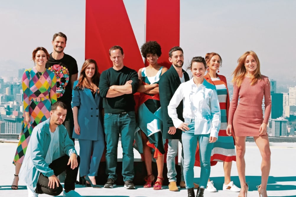 Luis Gerardo Méndez (de saco) protagoniza Club de Cuervos, la primera serie original de Netflix en idioma español. Foto: Netflix