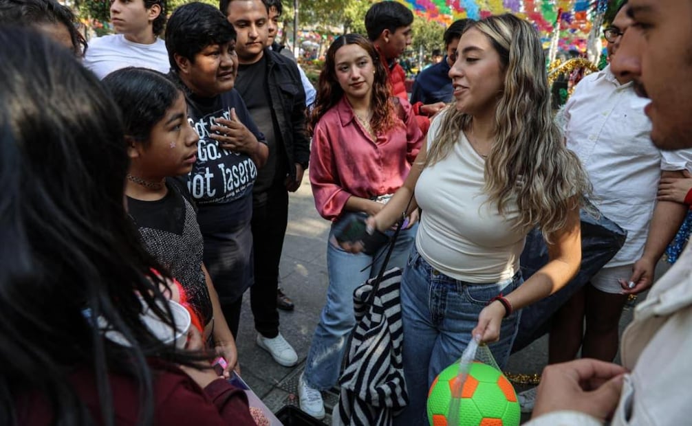 Estudiantes de la Facultad de Ciencias Políticas y Sociales de la UNAM reparten juguetes en la alcaldía Iztapalapa.
Foto: Gabriel Pano.