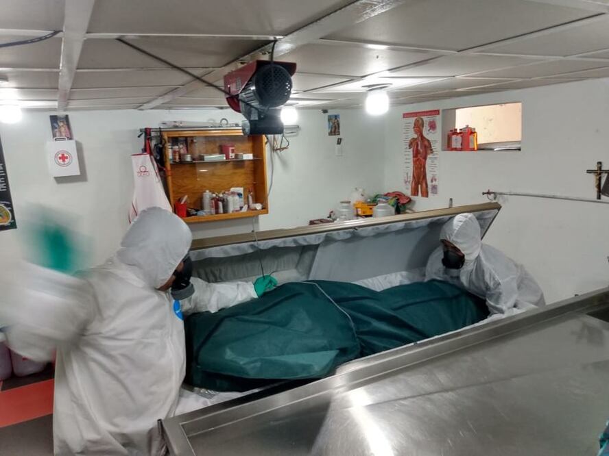 Los familiares o trabajadores de funerarias que realicen la preparación del difunto y limpieza del cuerpo deben usar guantes, bata, máscara y protección para ojos. Foto: Especial.