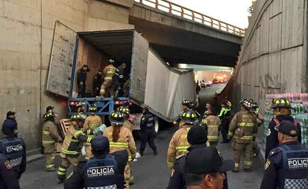 Caja de tráiler se parte y tira abarrotes en Constituyentes; reportan tránsito intenso