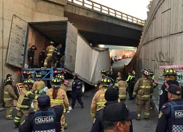 Caja de tráiler se parte y tira abarrotes en Constituyentes; reportan tránsito intenso
