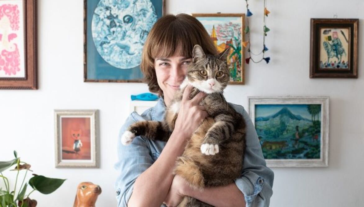 La novelista Sara Mesa, en su residencia en España. Obras de su autoría han sido adaptadas al cine, como Un amor. Crédito de imagen: Sonia Friaga vía Anagrama