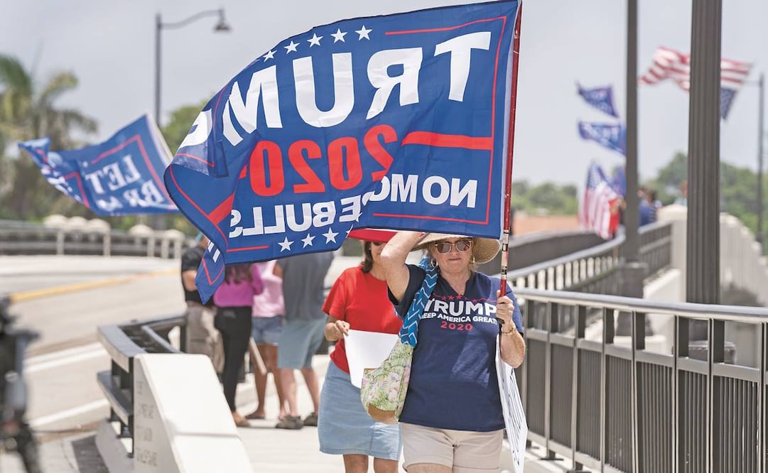 Simpatizantes de Trump se manifestaron cerca de la residencia cateada el lunes por el FBI, en West Palm Beach, Florida. Foto: Greg Lovett/AP.