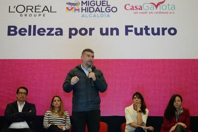 Mauricio Tabe aplaude capacitación de 127 vecinas como maquillistas profesionales 
