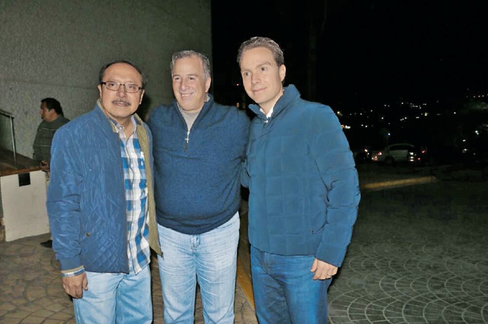 El precandidato del PRI a la Presidencia, José Antonio Meade (centro), inició su precampaña en San Juan Chamula; a su derecha, el gobernador de Chiapas, Manuel Velasco Coello, del PVEM. (CUARTOSCURO)
