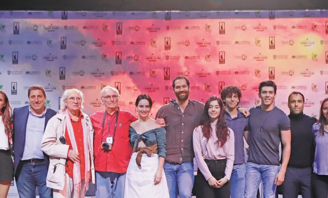 El elenco que protagoniza Issac (cabello chino) rueda en Guadalajara. CARLOS ZEPEDA. EL UNIVERSAL