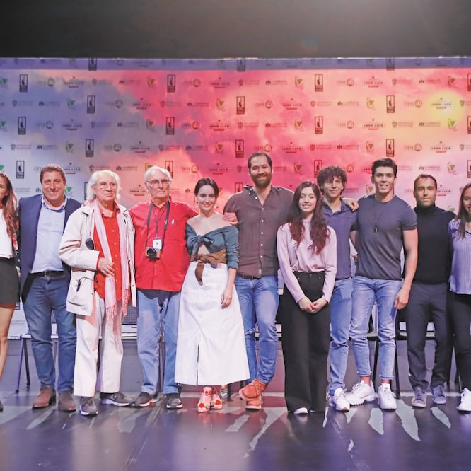 El elenco que protagoniza Issac (cabello chino) rueda en Guadalajara. CARLOS ZEPEDA. EL UNIVERSAL
