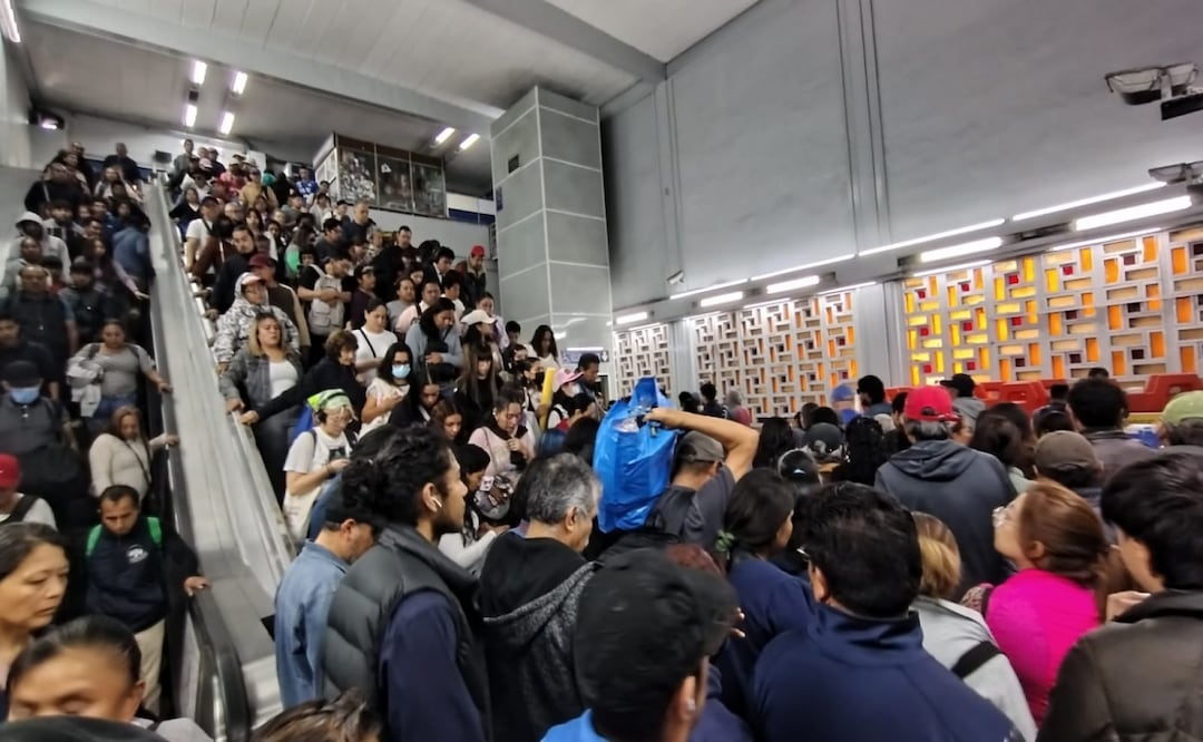 Metro CDMX suspende servicio en estaciones de Línea 2; usuarios enfrentan largas filas en Xola. Foto: Arantxa Meave