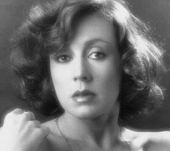 Debutó en 1974 con la telenovela "Mundo de juguete". Su primera villana fue Dulcina Linares, en "Rosa salvaje", en 1987.