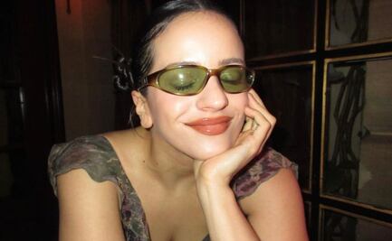 Rosalía lleva la tendencia "underboob" con vestido transparente