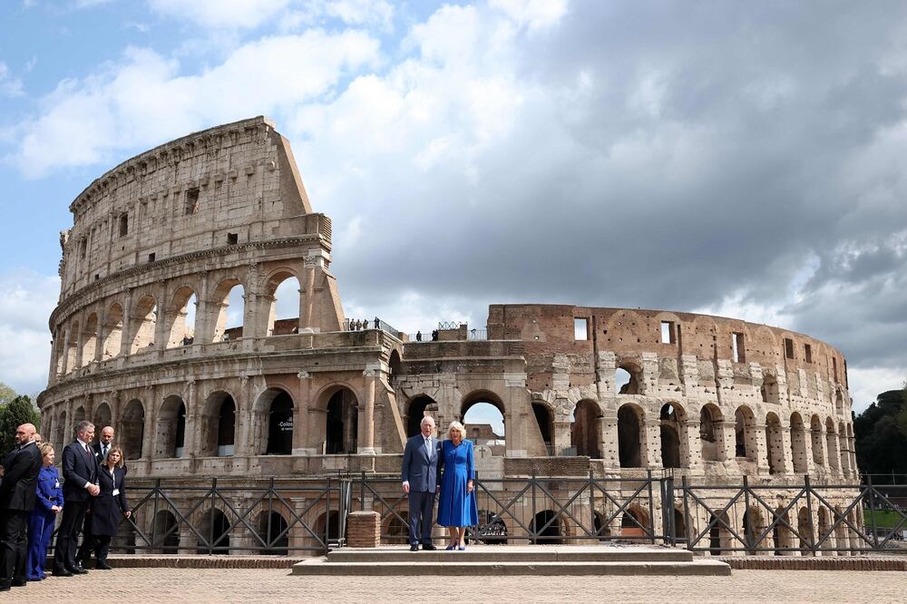 El rey británico Carlos III y su esposa, la reina Camila, posan frente al Coliseo de Roma, durante una visita de cuatro días. FOTO: AFP