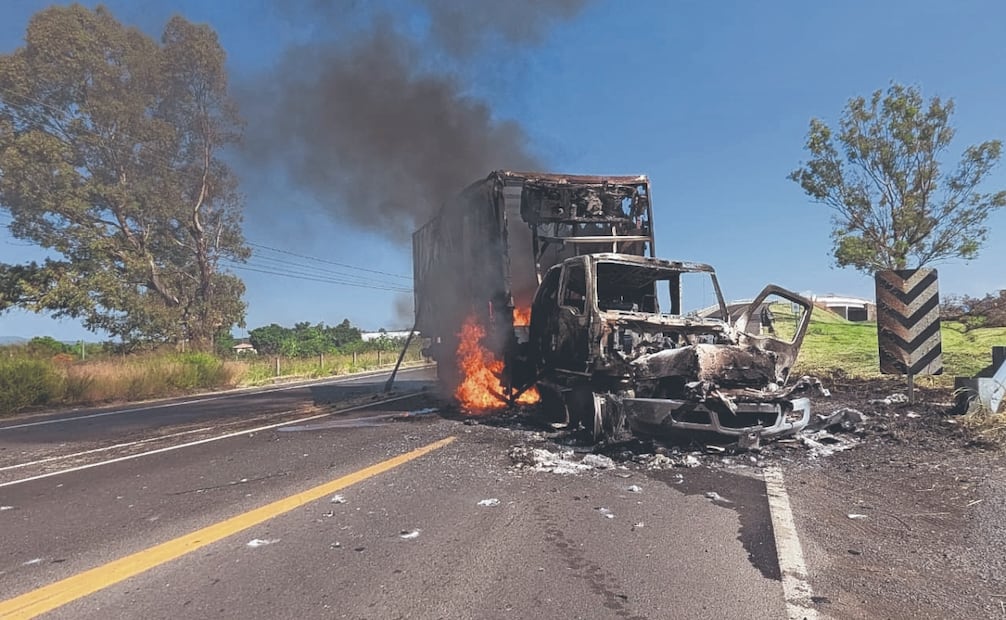 El C5i de Michoacán reportó al menos 26 puntos carreteros bloqueados por vehículos incendiados, en su mayoría camiones de carga. Foto: Paulina Valencia