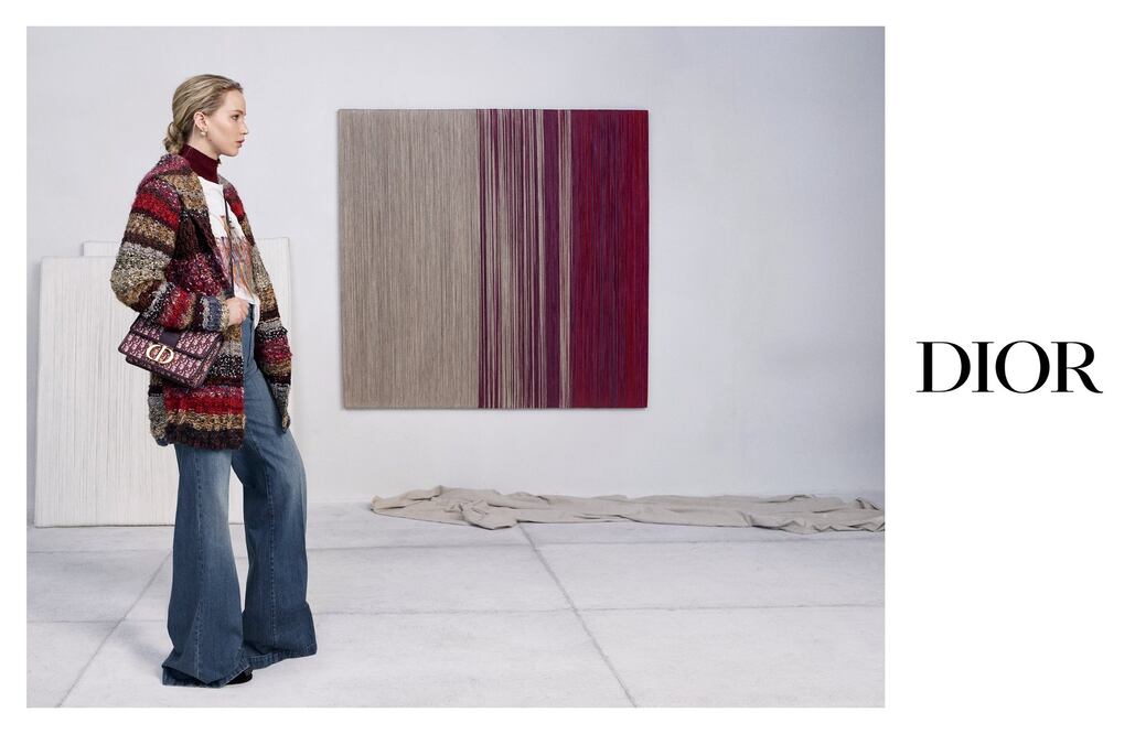 Jennifer Lawrence es la encargada de modelar este nuevo lanzamiento. Fotografía: Cortesía.