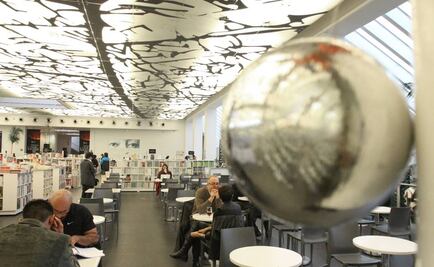 FCE tiñe de letras negras el Centro Cultural Bella Época